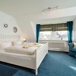 Haushaelfte Stranddiestel * Wenningstedt-Braderup