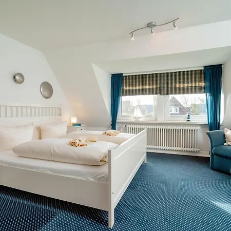 Haushaelfte Stranddiestel * Wenningstedt-Braderup