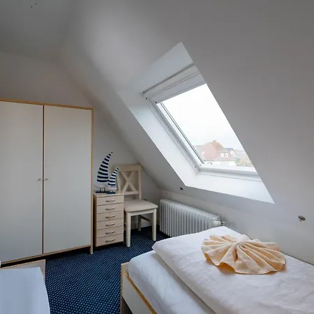 Haushaelfte Stranddiestel * Wenningstedt-Braderup