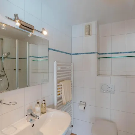 Haushaelfte Stranddiestel * Wenningstedt-Braderup