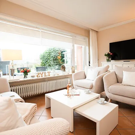 Haushaelfte Stranddiestel * Wenningstedt-Braderup